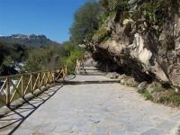 Sentiero Le Gurne, sullo sfondo Castiglione di Sicilia
